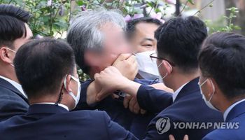 اعتقال الرجل الذي ألقى حذاءه في وجه رئيس كوريا الجنوبية 