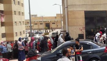 الأمن يفض تجمعات لأولياء الأمور أمام لجان الثانوية العامة بالإسكندرية