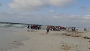 انتشال جثة أحد ضحايا شاطئ النخيل بالإسكندرية
