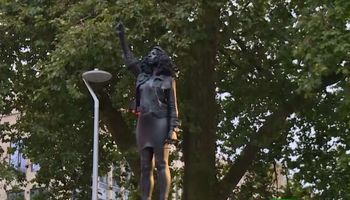 تمثال لمتظاهرة من ذوي البشرة السمراء في إنجلترا