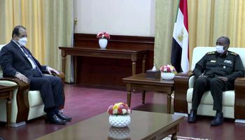 رئيس جهاز المخابرات العامة المصرية، اللواء عباس كامل (يسار) ورئيس مجلس السيادة عبد الفتاح البرهان (يمين)