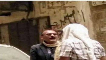 شبيه الرئيس اليمني الراحل علي عبد الله صالح يتجول في شوارع صنعاء