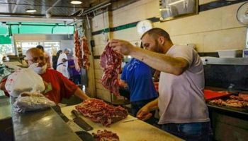 قلة من المواطنين ينتظرون تسلم طلبياتهم في محل بيع لحوم في طرابلس بشمال لبنان يوم 28 يوليو 2020. (AFP)