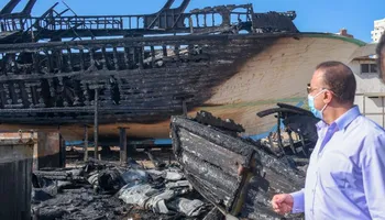 محافظ الإسكندرية يتفقد موقع حريق تصنيع مراكب الصيد 