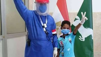 بالدموع والأحضان.. مستشفى عزل السعديين تودع الطفل أحمد بعد تعافيه من كورونا