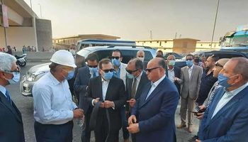 وزير البترول ومحافظ القاهرة بموقع انفجار خط بترول طريق الإسماعيلية الصحراوي 