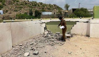 أضرار سقوط مقذوف أطلقه الحوثيون على إحدى القرى الحدودية في السعودية 