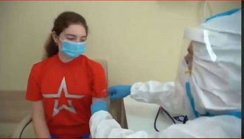 ابنة الرئيس الروسي بوتين لحظة تلقيها أول جرعة من أول لقاح لكورونا 