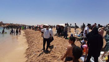 اخلاء شواطئ الرميلة ومينا حشيش من المصطافين تنفيذا لقرارات رئيس الوزراء