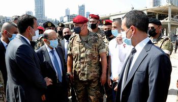 الرئيس اللبناني ميشال عون يتفقد موقع انفجار بيروت (REUTERS )