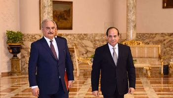 الرئيس عبد الفتاح السيسي والمشير خليفة حفتر قائد الجيش الليبي 