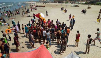 انقاذ شاب من الغرق على شاطىء بورسعيد
