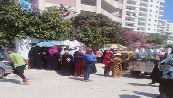 تجمع الناخبين أمام لجنة مدرسة المندرة قبلى الابتدائية بالإسكندرية