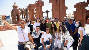 تنظيم زيارة لمجموعة من شباب الدراسين في الخارج إلى قصر البارون
