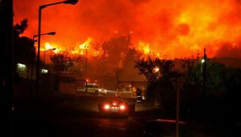 آلاف الأشخاص يفرون من منازلهم وسط استمرار حرائق الغابات في كاليفورنيا