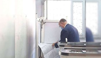 محافظ القاهرة يدلي بصوته في انتخابات مجلس الشيوخ