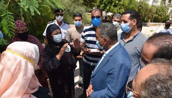 محافظ مطروح لسيدة مسنة " بشكرك علي المشاركة وكلنا لازم نشارك في اختيار نوابنا " 