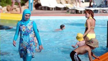 مطروح تناشد الفنادق بعدم منع المحجبات من نزول حمامات السباحة " بالبوركيني " بشواطئ القري السياحية