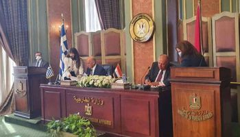 وزيرا الخارجية المصري واليوناني لحظة التوقيع