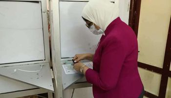 وزيرة الصحة تدلى بصوتها فى انتخابات مجلس الشيوخ 2020