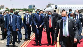 وصول رئيس الوزراء مصطفى مدبولي للخرطوم 