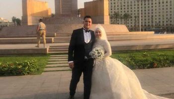 عروسان يحتفلان بزفافهم فى قلب ميدان التحرير 