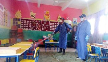 تطهير وتنظيف المدارس استعدادا للدراسه 