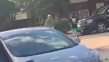 اعتداء على رجل أبيض بحجر على رأسه في أمريكا