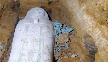 العثور على تابوت حجري وتماثيل من الاوشابتي بمنطقة آثار الغريفة بالمنيا