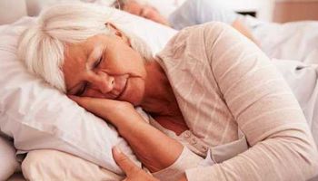 تأثير النوم على صحتك بعد سن الأربعين