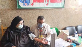 تقديم خدمة طبية مميزة بالقافلة الشاملة لأهالي قرية منشأة أبو عامر بمحافظة الشرقية