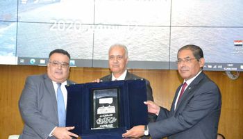 تكريم رئيس جامعة الإسكندرية لانتهاء مدة رئاسته 