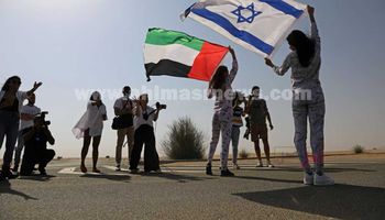 جلسة تصوير تروج لاتفاق السلام بين الامارات واسرائيل
