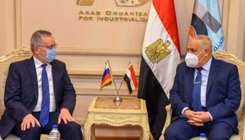 رئيس "العربية للتصنيع" يعلن دراسة إنتاج لقاح كورونا الروسي في مصر