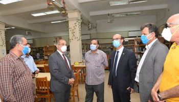 رئيس جامعة أسيوط بزيارة لمكتبة كلية أداب 