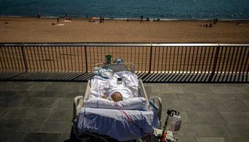 علاج مرضى كورونا على شاطئ البحر في إسبانيا 