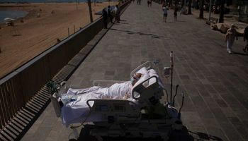 علاج مرضى كورونا على شاطئ البحر في إسبانيا 