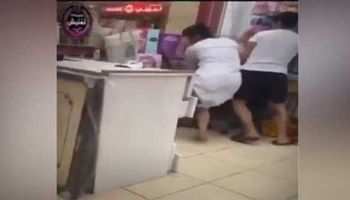 كويتيان يعتديان على مصري بائع بمحل لعب أطفال