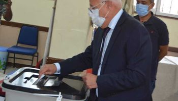 محافظ بورسعيد يدلى بصوته 