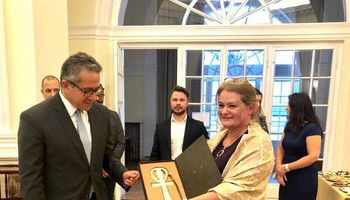 وزير السياحة يتبادل الهدايا التذكارية مع نائب رئيس الاكاديمية العلمية البولندية