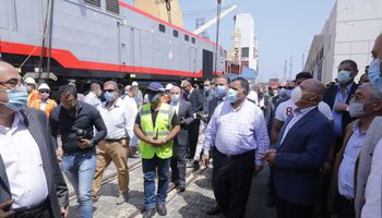 وزير النقل يستقبل الدفعة الخامسة من جرارات السكة الحديد الجديدة