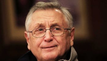 وفاة نجم الأوسكار المخرج التشيكي جيري مينزل عن عمر 82 عاما