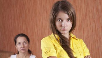 استشاري صحة نفسية يقدم نصائح للأمهات للتعامل مع المراهقات قبل حدوث كارثة 