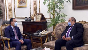 رئيس الوزراء مع محمود محيي الدين