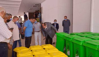 صناديق القمامة أمام ديوان محافظة أسيوط