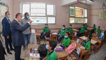 محافظ الإسكندرية يتفقد عدد من المدارس