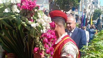 محافظ قنا يضع اكليل الزهور على النصب التذكاري للجندي المجهول