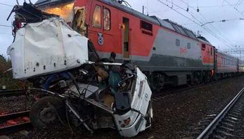مقتل ما لا يقل عن 17 شخصا في حادث تصادم بين قطار وحافلة في تايلاند