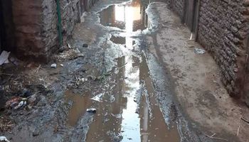 مياه الصرف الصحي تغرق منازل وشوارع الكوم الأحمر في قنا 