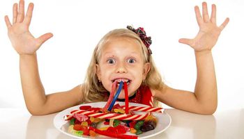 هل يؤدي أكل السكر لفرط النشاط لدي الأطفال